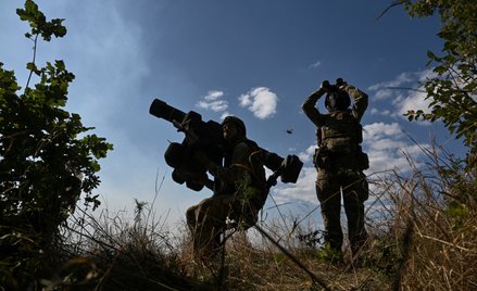 Żołnierze jednostki obrony powietrznej 3. Samodzielnej Brygady Szturmowej obserwują niebo podczas zm