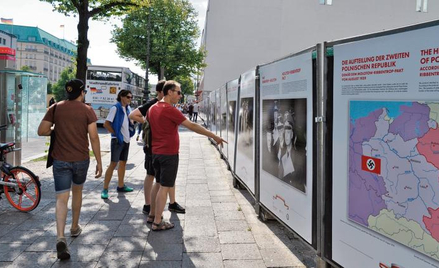 W centrum Berlina kluczowe zdarzenia z historii Polski znalazły się na dużych fotografiach (z opisam