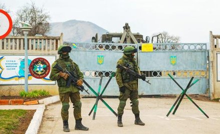 Rosyjskie zielone ludziki blokują ukraińską bazę wojskową na Krymie w marcu 2014 roku