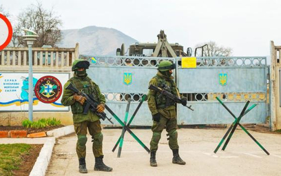 Rosyjskie zielone ludziki blokują ukraińską bazę wojskową na Krymie w marcu 2014 roku