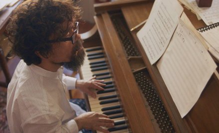 Brawurowy w „Grze o tron” Peter Dinklage tu w „She Came to Me”