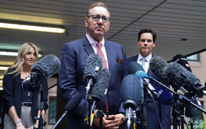 Kevin Spacey rozmawia z dziennikarzami przed Sądem Koronnym w Southwark, po tym jak został oczyszczo
