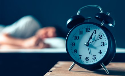 Nieregularny rytm snu szkodzi zdrowiu. Zwiększa ryzyko zawału i udaru