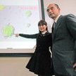 Haruko Obokata prezentuje swoje osiągnięcia na konferencji prasowej. Obok - jeszcze w zgodzie - Teru