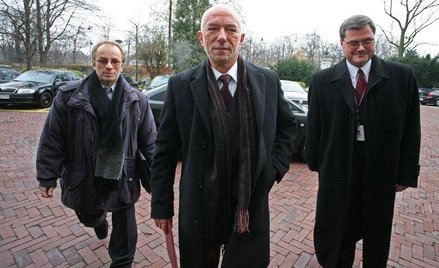 Zbigniew Ćwiąkalski (w środku) w drodze do ministerstwa