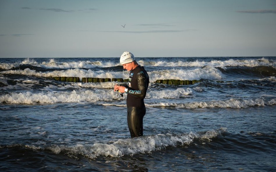 Każdy przepłynięty kilometr przez Sebastiana Karasia oznaczał więcej środków na leczenie dwójki dzie