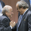 Sepp Blatter (z lewej) i Michel Platini w czasach, gdy grali jeszcze w jednej drużynie
