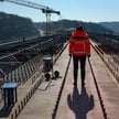 Robotnicy na placu budowy mostu autostradowego na autostradzie A45 w pobliżu Luedenscheid w kraju zw