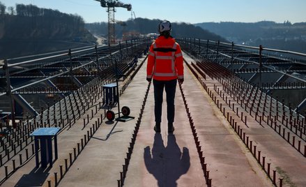 Robotnicy na placu budowy mostu autostradowego na autostradzie A45 w pobliżu Luedenscheid w kraju zw