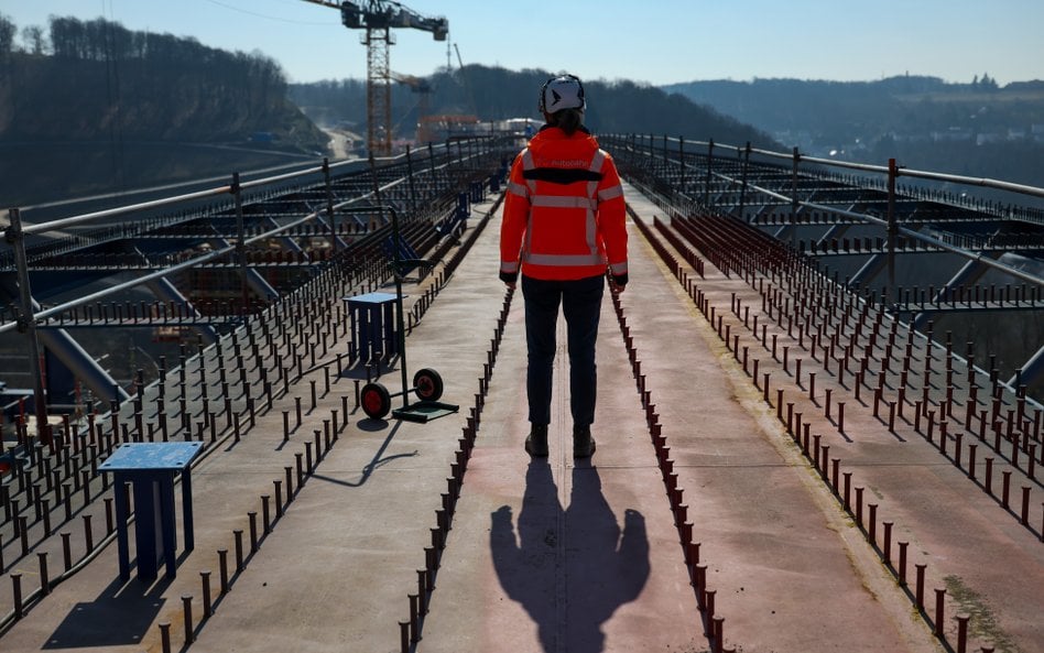 Robotnicy na placu budowy mostu autostradowego na autostradzie A45 w pobliżu Luedenscheid w kraju zw
