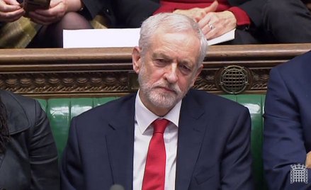Corbyn atakuje media: Nie informują o śmierci bezdomnego