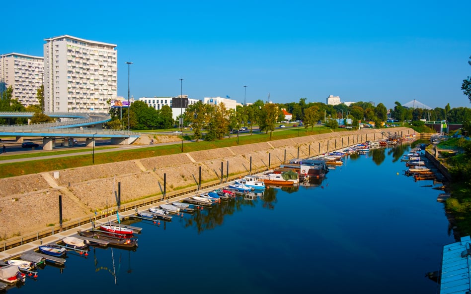 Port Czerniakowski jest głównym portem stolicy. Wejście znajduje się przy Płycie Desantu i prowadzi 