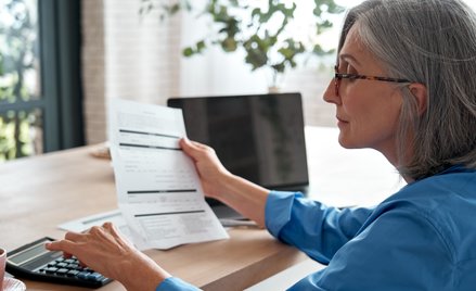 Świadczenie pieniężne tytułem przyznanej odprawy emerytalnej przysługuje w wysokości jednomiesięczne