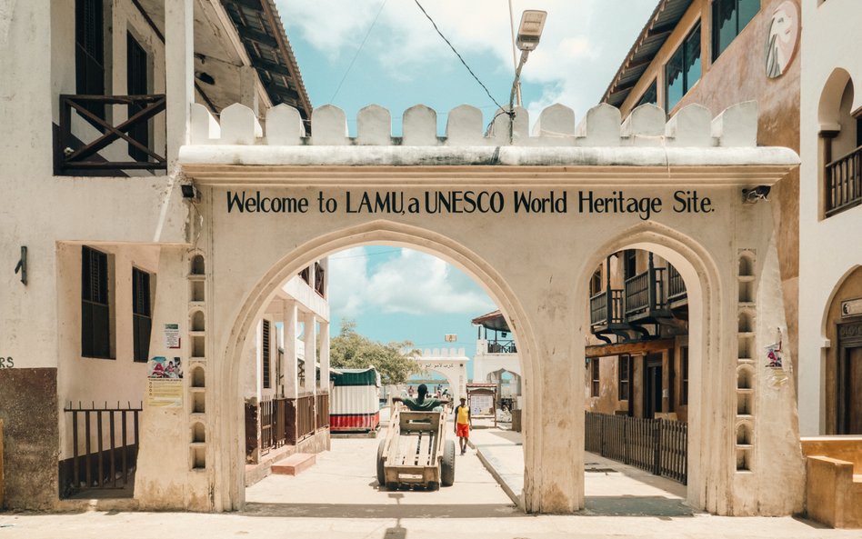 Kenijczyk przesiada się z osła na porsche.  Nieoczekiwany efekt blokady Cieśniny Ormuz