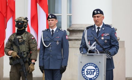 Zawieszony szef SOP gen. Radosław Jaworski (przy mównicy)