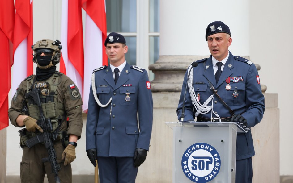Zawieszony szef SOP gen. Radosław Jaworski (przy mównicy)