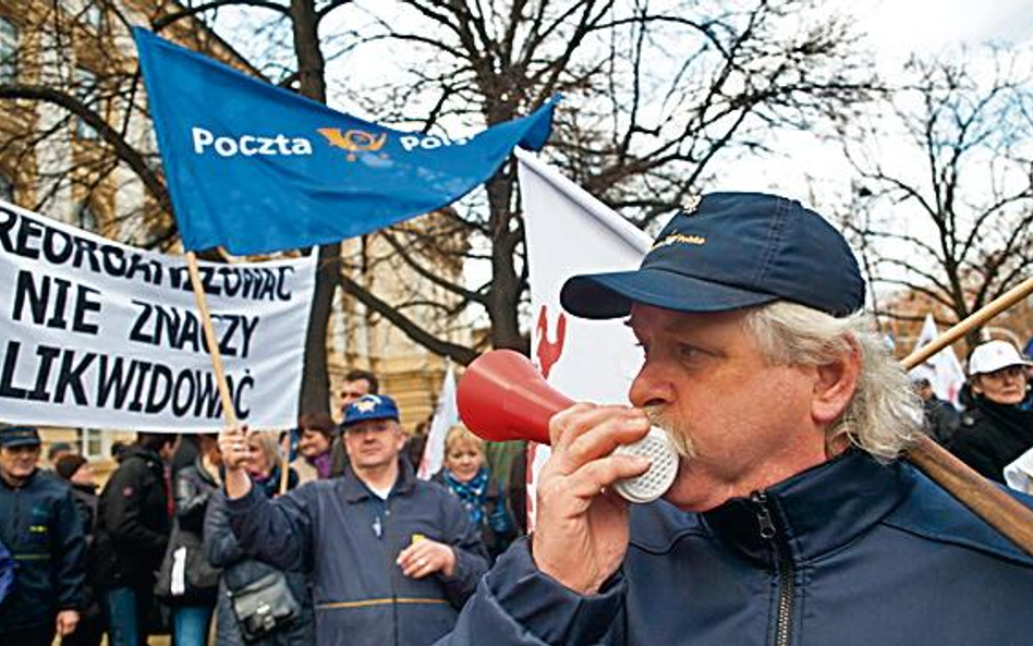 Pocztowcy protestowali wczoraj w Warszawie przeciw likwidacji placówek