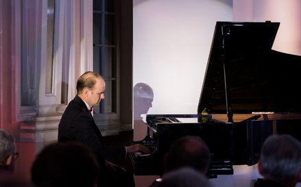 Konrad Skolarski, pianista, dok­tor sztuki muzycz­nej, adiunkt Kate­dry For­te­pianu Uni­wer­sy­tetu