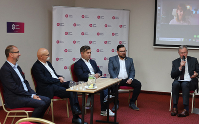 W debacie prowadzonej przez redaktora Bogusława Chrabotę (z prawej), uczestniczyli (od lewej): Rafał