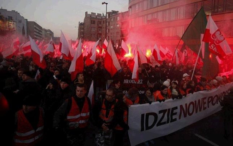 W zgromadzeniach i marszach, w których uczestnicy demonstrują swoje przekonania, oraz w demonstracja