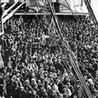 Emigranci stłoczeni na pokładzie statku płynącego w stronę Ellis Island