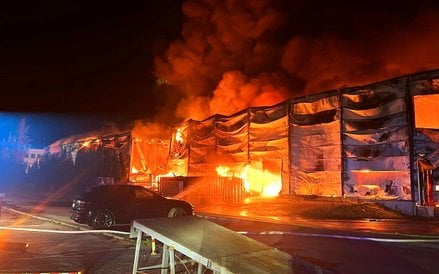 Ogromny pożar w Gdyni mógł być pomyłką podpalaczy, a prawdziwym celem - budynek zakładu Grupy WB zaj