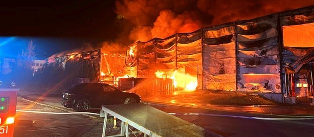 Ogromny pożar w Gdyni mógł być pomyłką podpalaczy, a prawdziwym celem - budynek zakładu Grupy WB zaj