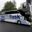 Jedziemy "tuskobusem", czyli kamerzyści tyłem do transparentów