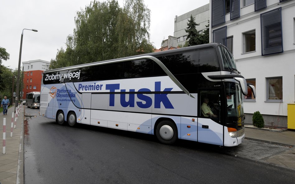 Jedziemy "tuskobusem", czyli kamerzyści tyłem do transparentów