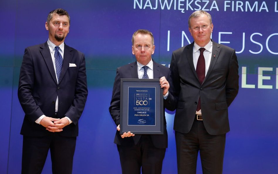W imieniu PKN Orlen laur odebrał Adam Czyżewski, główny ekonomista PKN Orlen (w środku), z prawej re