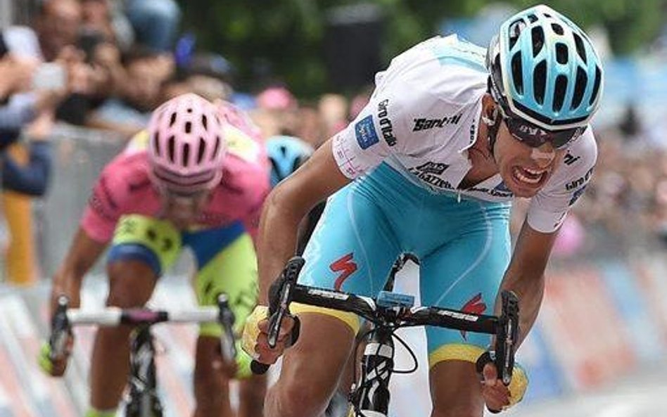 Fabio Aru (z przodu) i Alberto Contador na mecie niedzielnego etapu