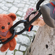 W ramach akcji „Baby Shoes Remember” rozwieszano pod parafiami dziecięce buty i zabawki, które miały