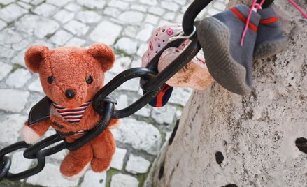W ramach akcji „Baby Shoes Remember” rozwieszano pod parafiami dziecięce buty i zabawki, które miały
