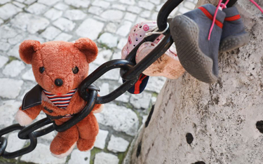 W ramach akcji „Baby Shoes Remember” rozwieszano pod parafiami dziecięce buty i zabawki, które miały