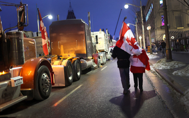 "Konwój Wolności" blokuje ulice w pobliżu budynku parlamentu w centrum Ottawy