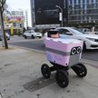 Autonomiczne roboty dostawcze to hit w USA. Na zdjęciu maszyny serwisu Pink Dot w Kalifornii