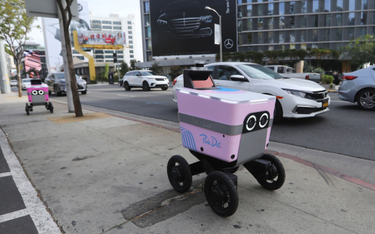 Autonomiczne roboty dostawcze to hit w USA. Na zdjęciu maszyny serwisu Pink Dot w Kalifornii
