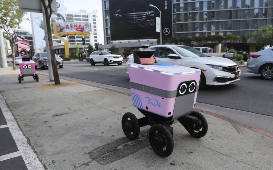 Autonomiczne roboty dostawcze to hit w USA. Na zdjęciu maszyny serwisu Pink Dot w Kalifornii