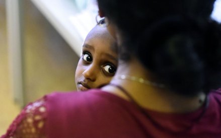 6 sierpnia, Niemcy. Imigrantka czeka na lekcje niemieckiego w ośrodku dla uchodźców w Berlinie.