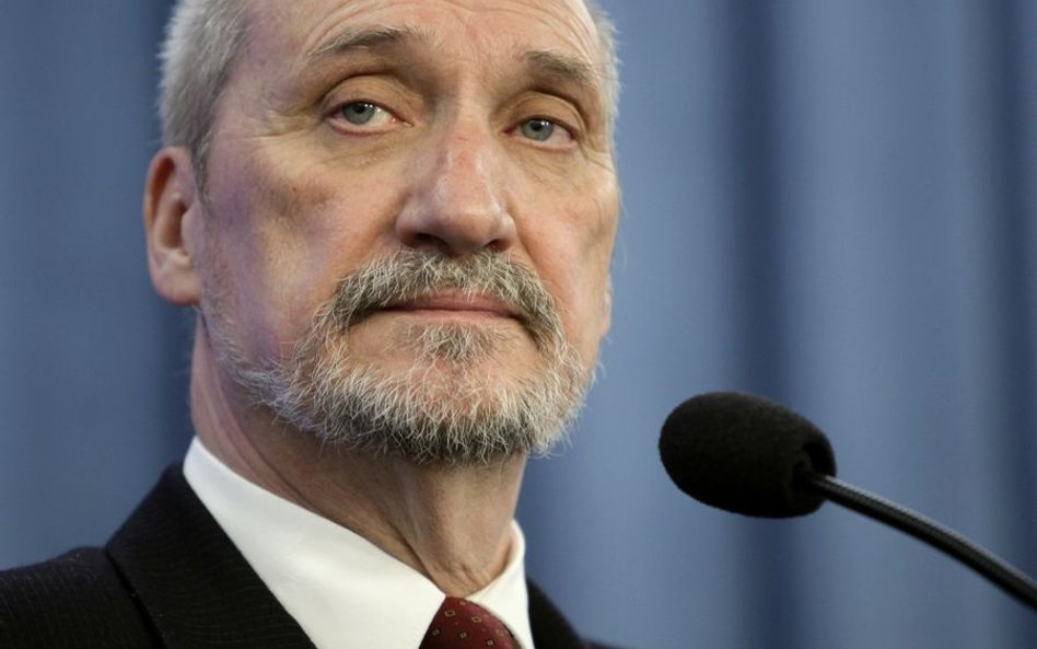 Antoni Macierewicz: Ta okładka to nakręcanie nienawiści. Wytaczam proces Lisowi