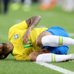 Neymar na razie pokazuje głównie efektowne upadki i grymasy