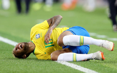 Neymar na razie pokazuje głównie efektowne upadki i grymasy