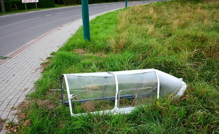 Osłona kabiny pilota oderwała się od samolotu i spadła obok ulicy. Incydent w Krośnie