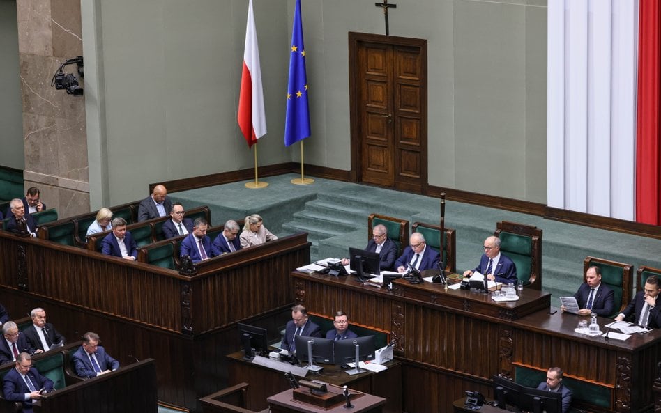 Projekt ustawy o płacy minimalnej utknął w Sejmie. Posłanka wyjaśnia, czy są szanse na jego rozpatrz