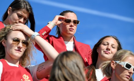 Zawodniczka reprezentacji Polski na lotnisku w Jasionce przed odlotem na Mistrzostwa Europy w piłce 