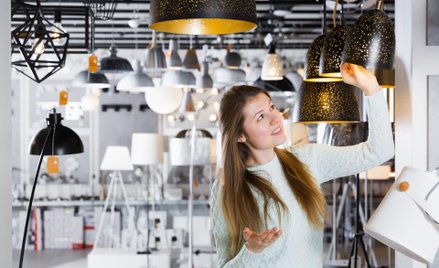 Inspekcja Handlowa: ponad 20 proc. lamp i żyrandoli nie spełnia wymogów