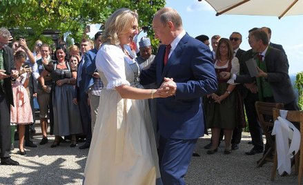Władimir Putin w tańcu z szefową MSZ Austrii