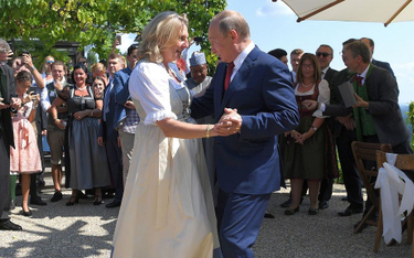 Władimir Putin w tańcu z szefową MSZ Austrii