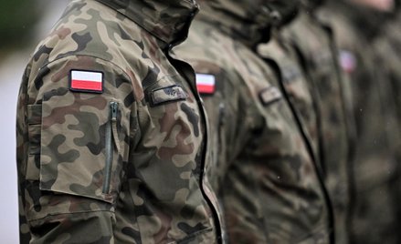 Żołnierze podczas uroczystego apelu