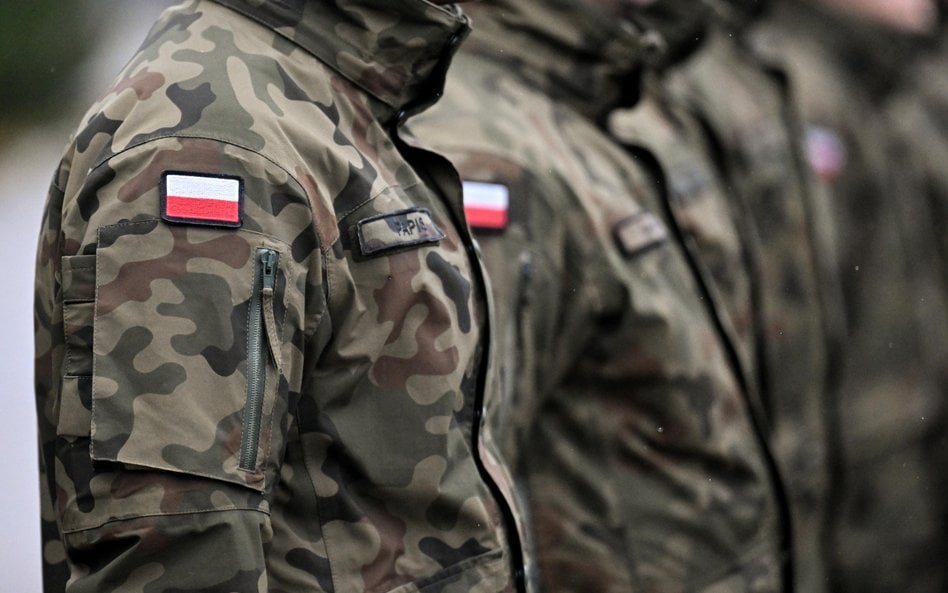 Żołnierze podczas uroczystego apelu